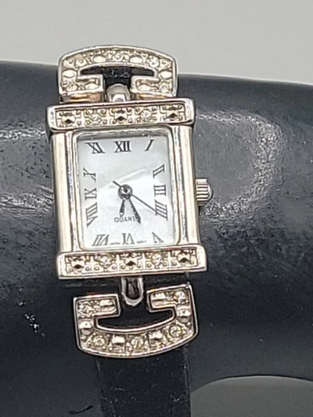 Vintage Avon Crystal Rhinestone Ladies Quartz Watch 7.5